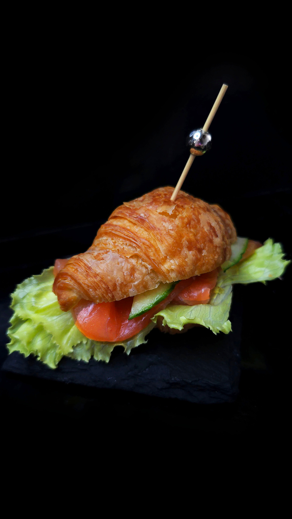 Сливочный круассан с семгой и салатом Айсберг