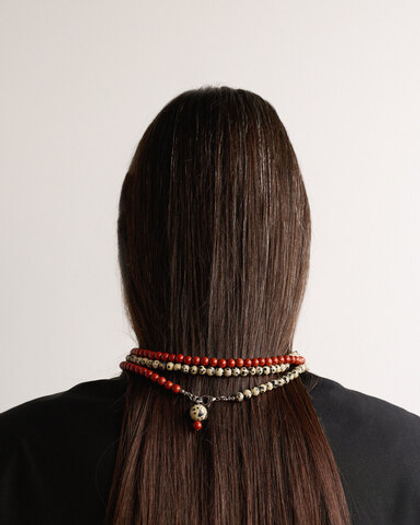 Нить из долматиновой и красной яшмы