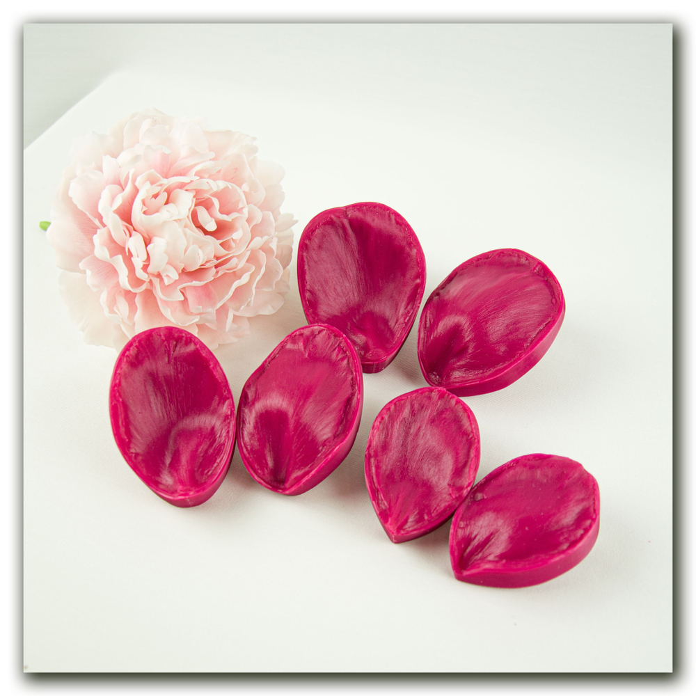 Лепестки пиона Сара Бернар