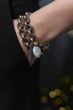 Браслет двойная цепь ролло графит/матовое золото с белой барочной жемчужиной и кисточкой