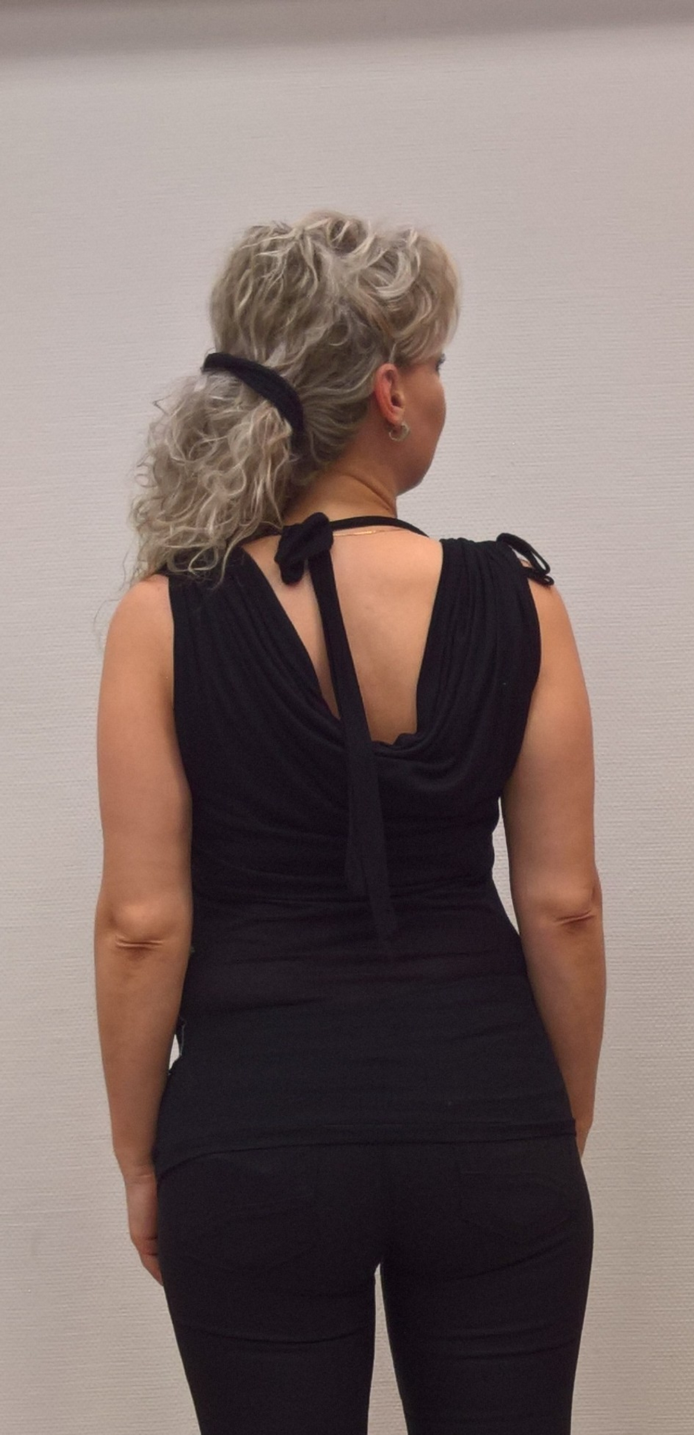 Вискозная футболка-майка с эмблемой и отстрочкой