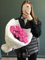 Авторский букет из яркой кустовой пионовидной розы МИСТИ БАБЛЗ