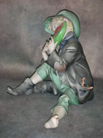 Статуэтка. Фарфор. Уличный мальчик, поедающий арбуз. Capodimonte. Италия