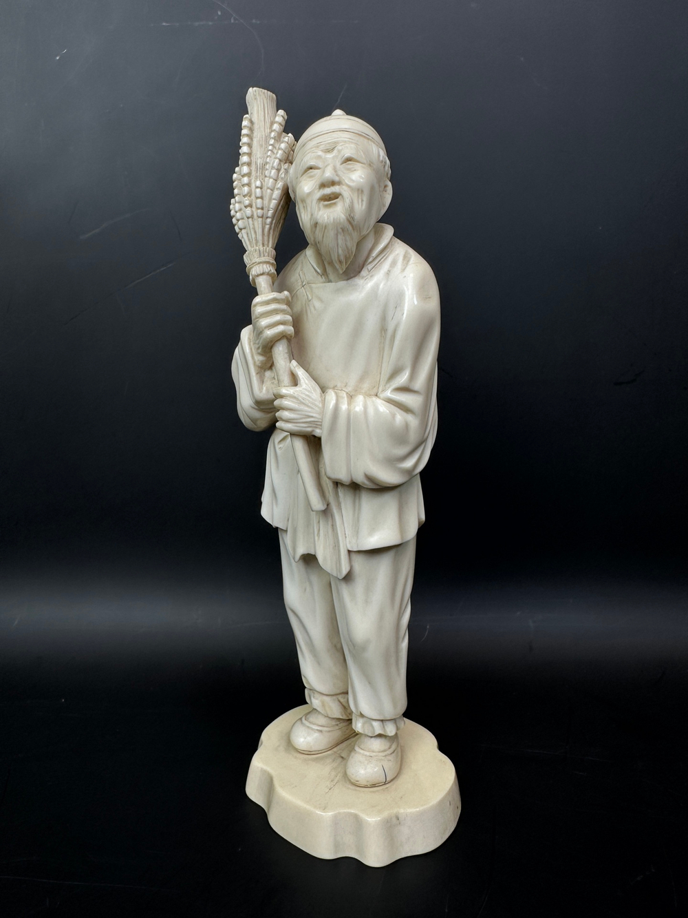 Скульптура из кости — Крестьянин с урожаем