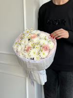 Авторский букет сборный из хризантемы, ромашки и роз