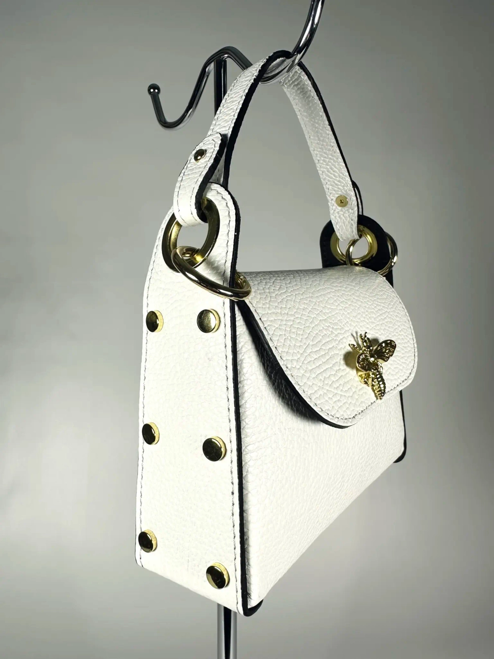 Женская сумочка с застежкой-пчелкой из натуральной кожи цвет белый