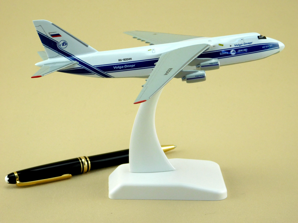 Модель самолета Ан-124-100 (М1:400, Волга-Днепр, RA-82044)