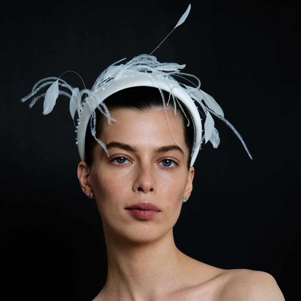 Объемный ободок с перьями, белый
