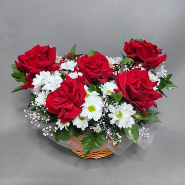 Корзина с красными французскими розами и белыми хризантемами