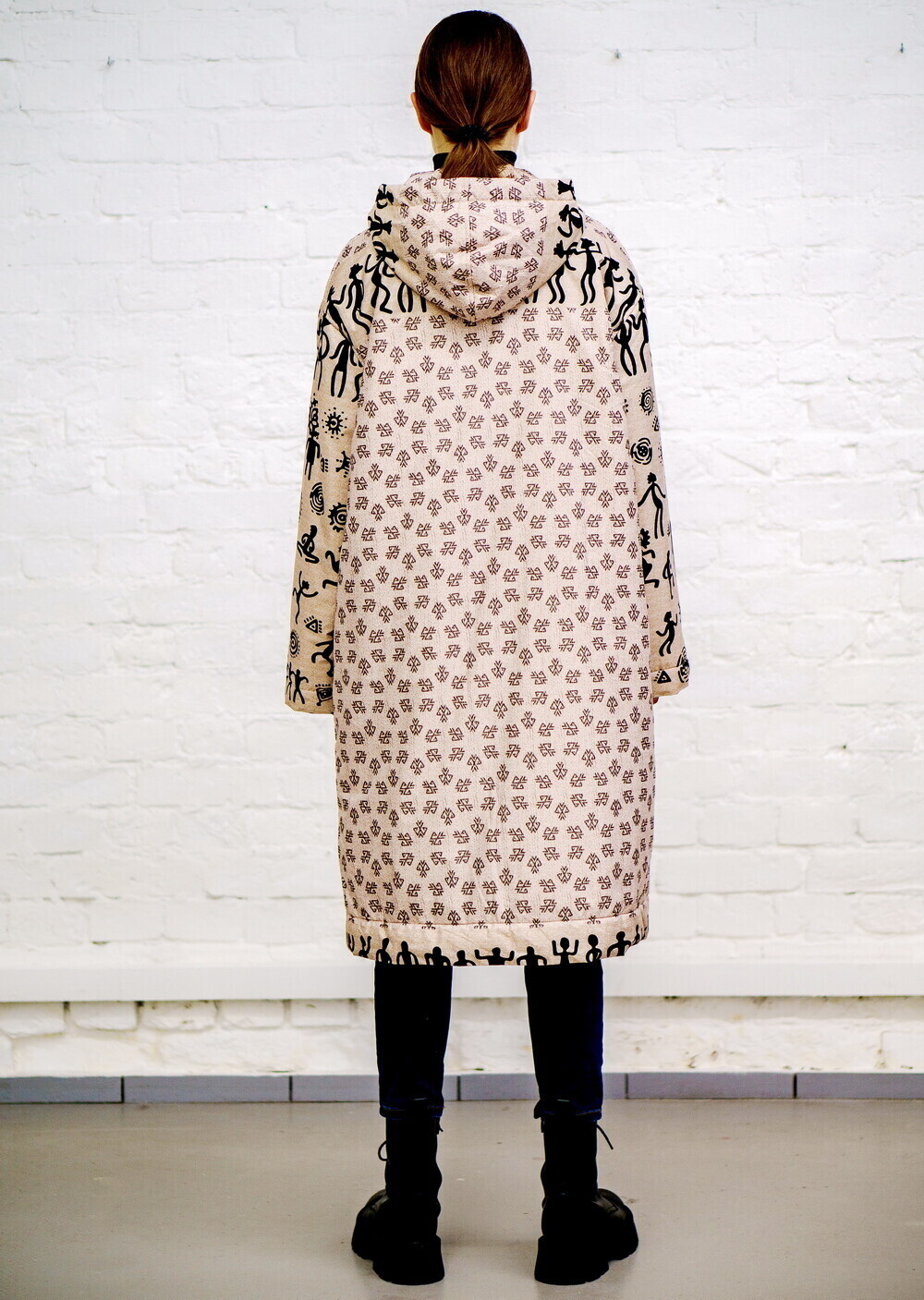 Пальто "Петроглиф", по мотивам наскальных рисунков древних людей