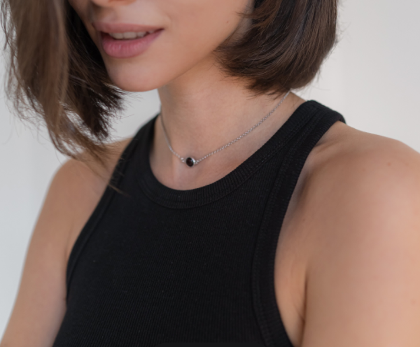 Колье с круглым янтарем вишневый