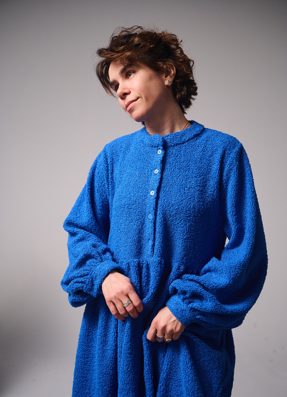 Платье оверсайз "жабо без жабо" из плюшевой ткани Тедди, ярко-синий