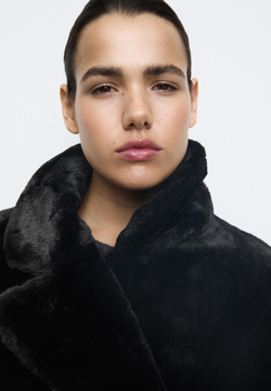 STRADIVARIUS Шуба из искусственного меха, черный