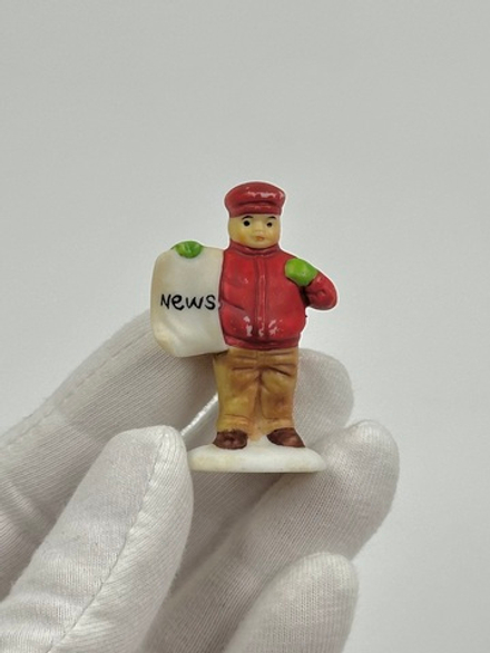 Фигурка Мальчик с газетой Department 56