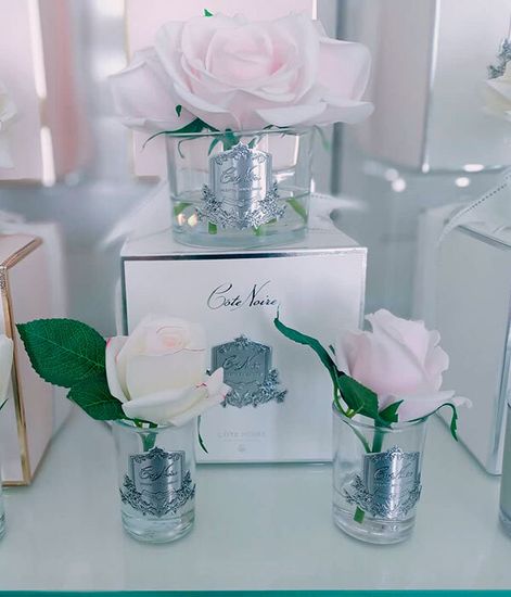 Букет из 5 розовых роз в прозрачной вазе, Cote Noire