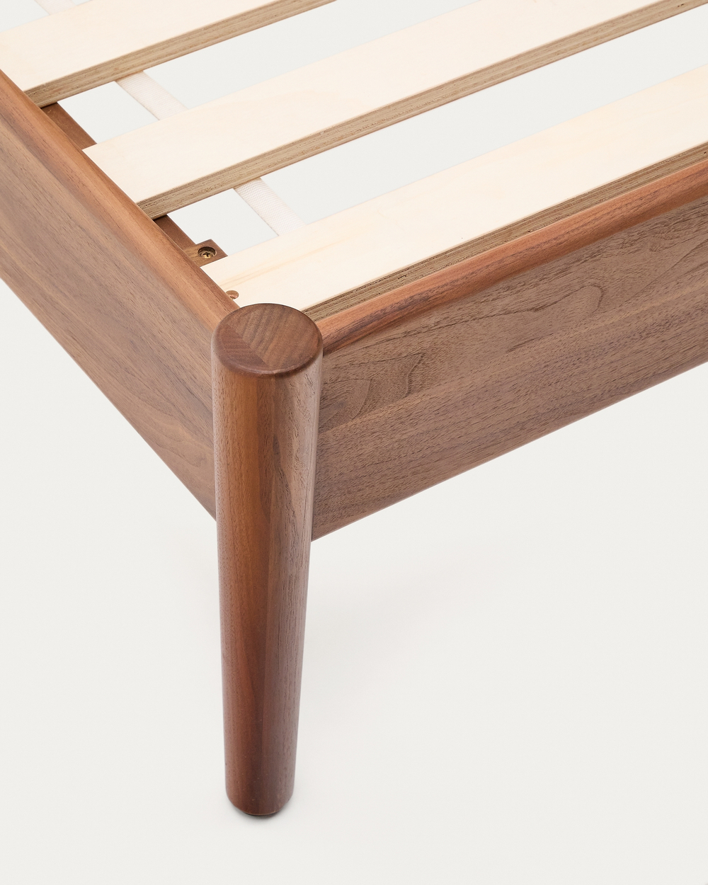 Кровать Elan из шпона и массива ореха со шнуром 160 x 200