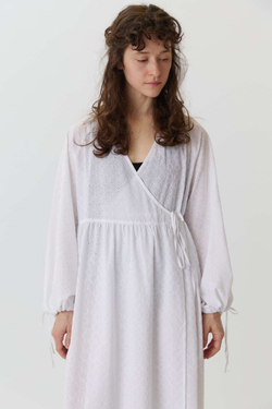 Платье на запах с широкими рукавами длины макси из белого шитья