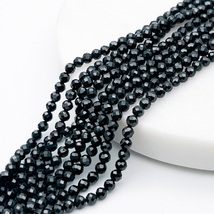 Шпинель граненая, размер около 3 мм, цена за нить 38 см