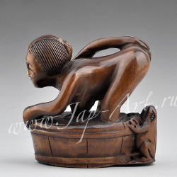 Нэцкэ Красавица в ванной и жаба