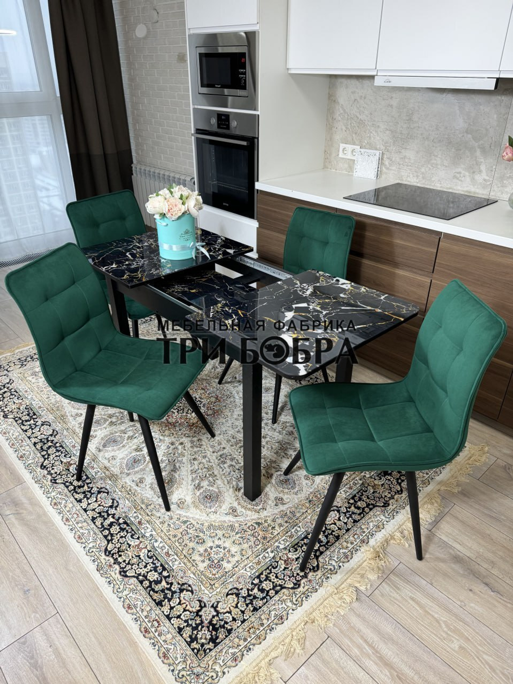 Стеклянный раздвижной стол "Черный мрамор" и стулья "ГУЧИ" изумруд