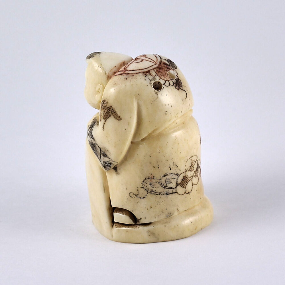 Нэцкэ Молодой монах поймал акулу