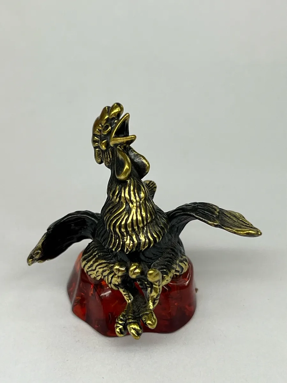 Бронзовая статуэтка на янтаре