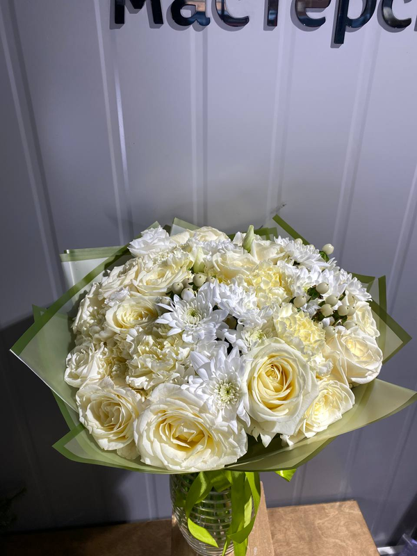 Объемный букет с белыми розами Объемный букет с белыми розами