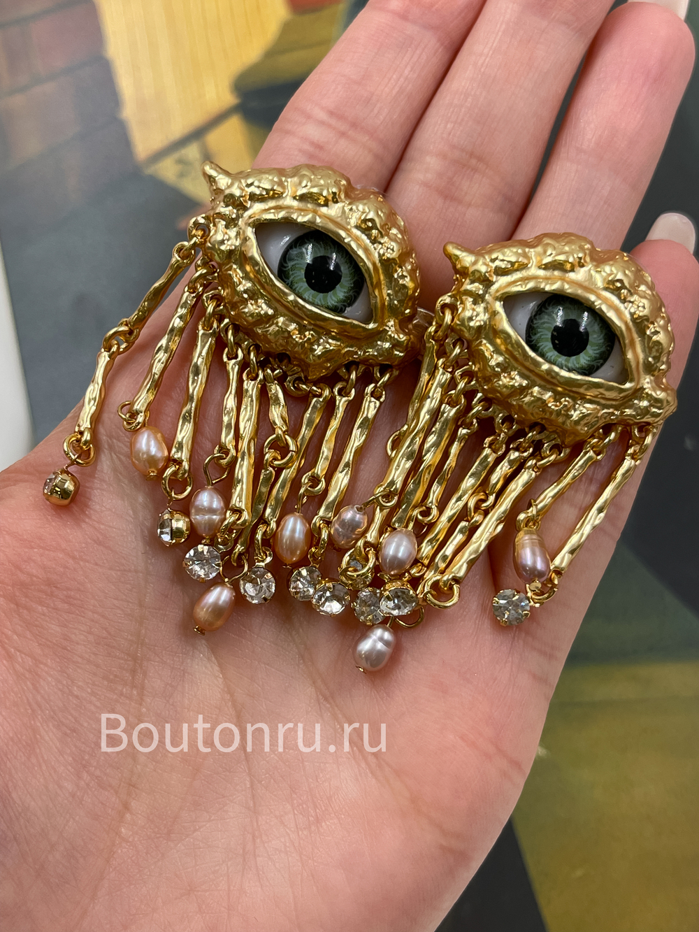 Серьги Скиапар. золотистые в форме глаза со стразами и речным жемчугом