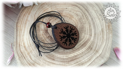 Оберег-капля "Шлем ужаса" из кедра