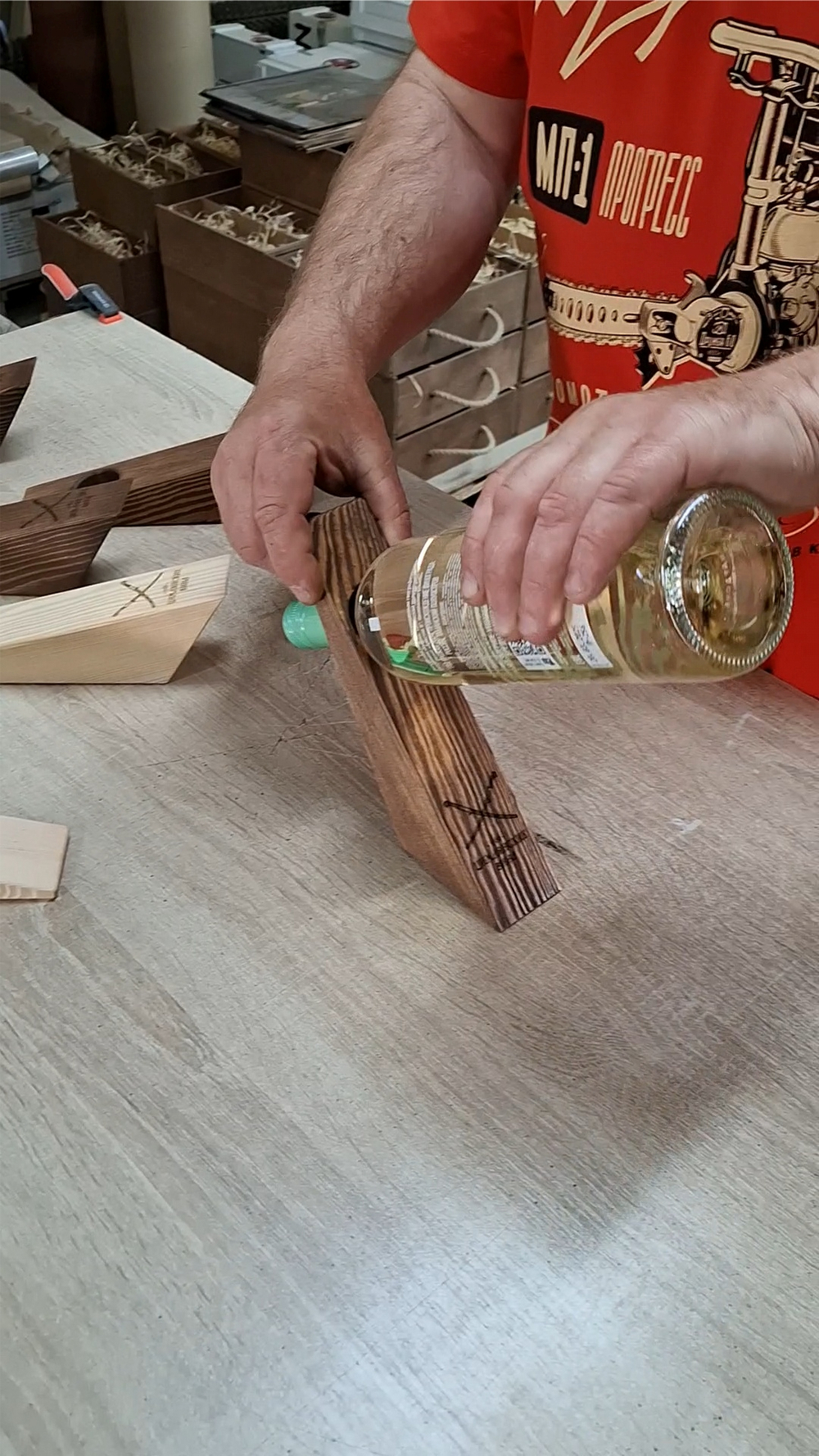 Подставка для бутылку деревянная, с покраской