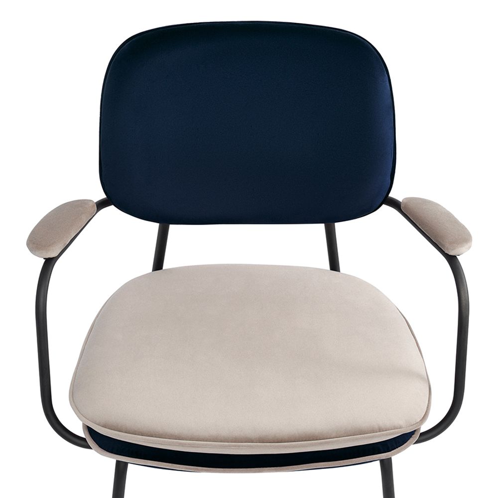 Стул с подлокотниками и контрастным кантом Pea, велюр, темно-синий/бежевый