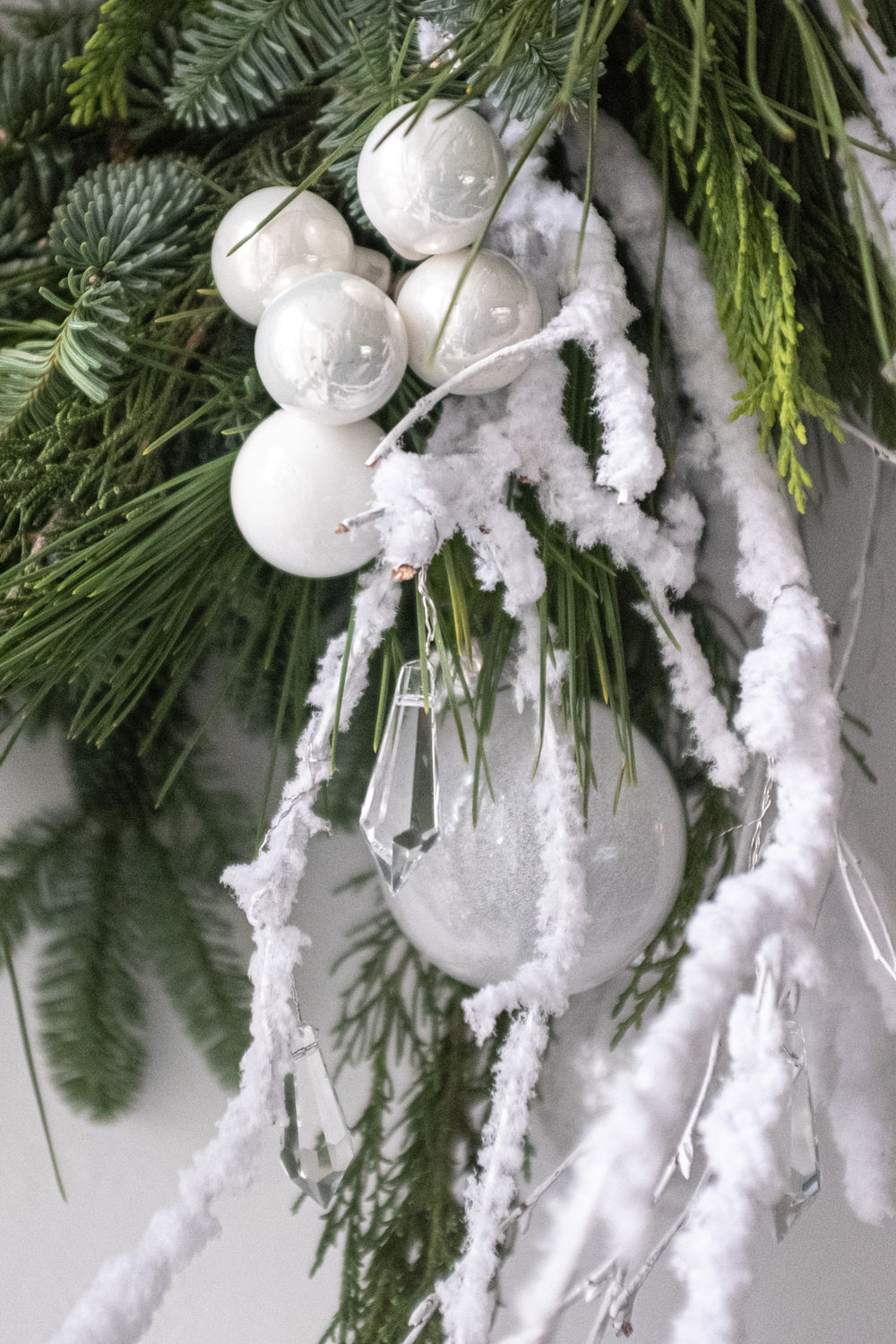 Рождественский венок с белым декором