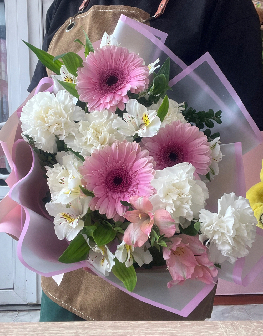 Букет из нежных гербер и альстромерий с диантусами