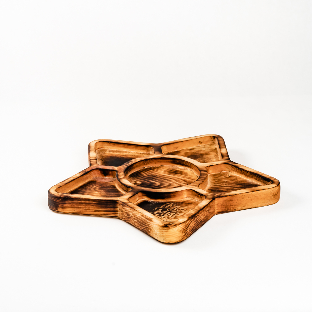 Менажница деревянная из сибирского кедра для подачи блюд и закусок с гравировкой "ДЕЛАЙ ЭТОТ МИР ЛУЧШЕ". MG100