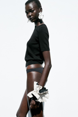 ZARA БАЗОВЫЙ ОДНОТОННЫЙ ТРИКОТАЖНЫЙ ТОП С КОРОТКИМИ РУКАВАМИ, ЧЕРНЫЙ