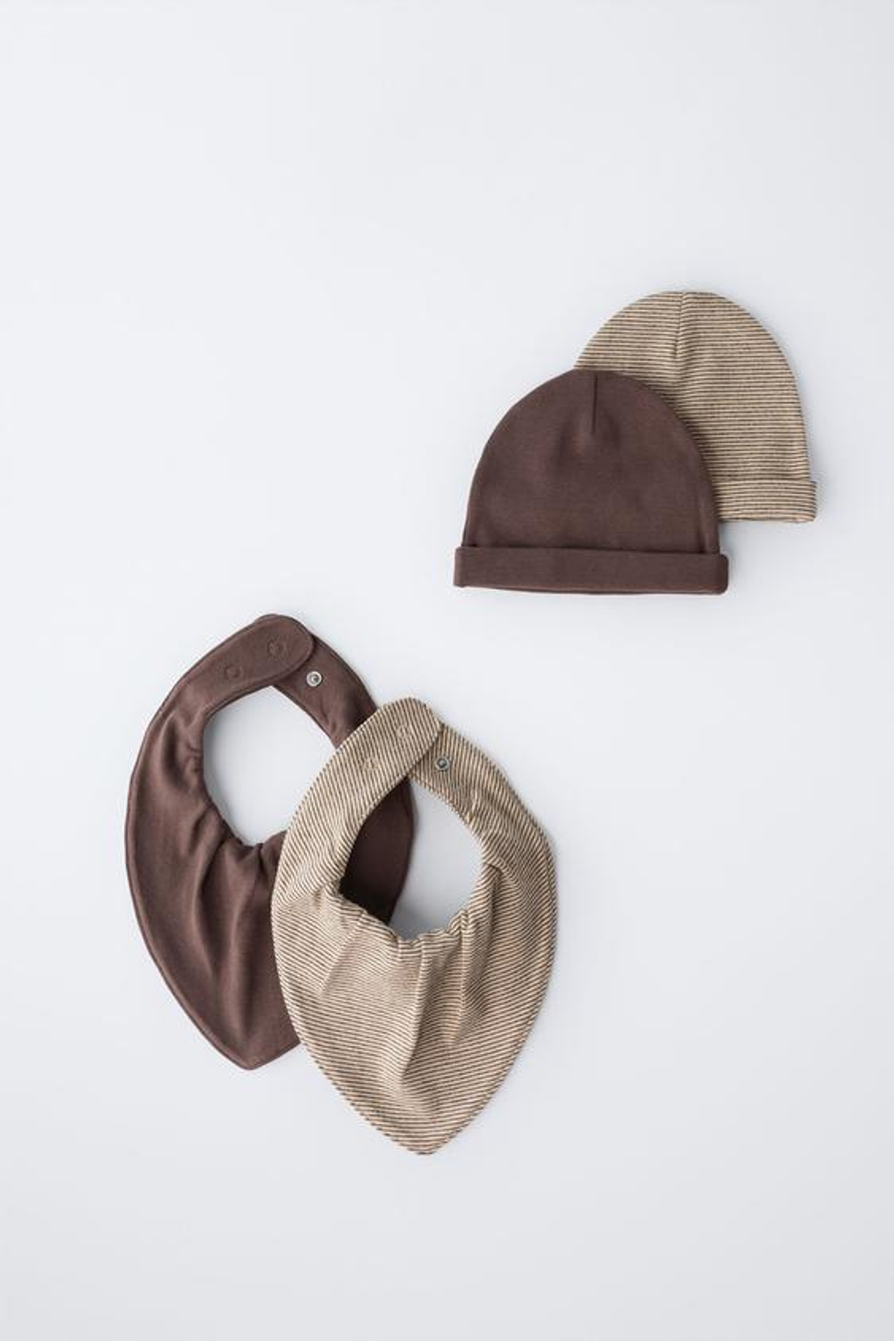 ZARA НАБОР ИЗ ДВУХ ШАПОК И ДВУХ НАГРУДНИКОВ, КОРИЧНЕВЫЙ