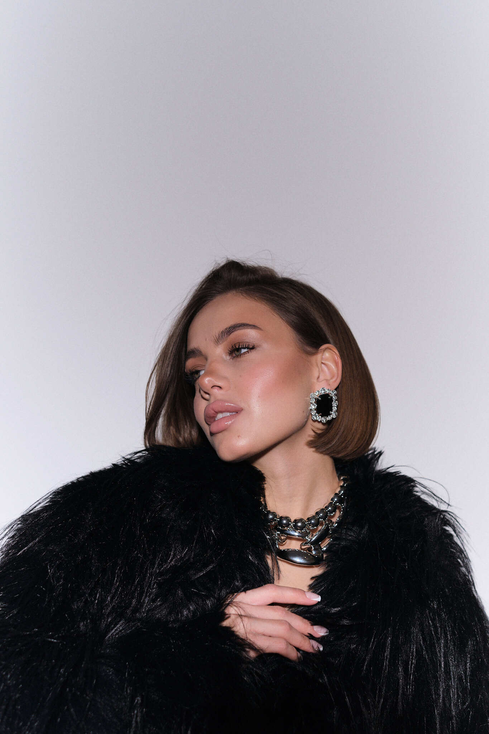 Шуба из эко-меха страуса черная