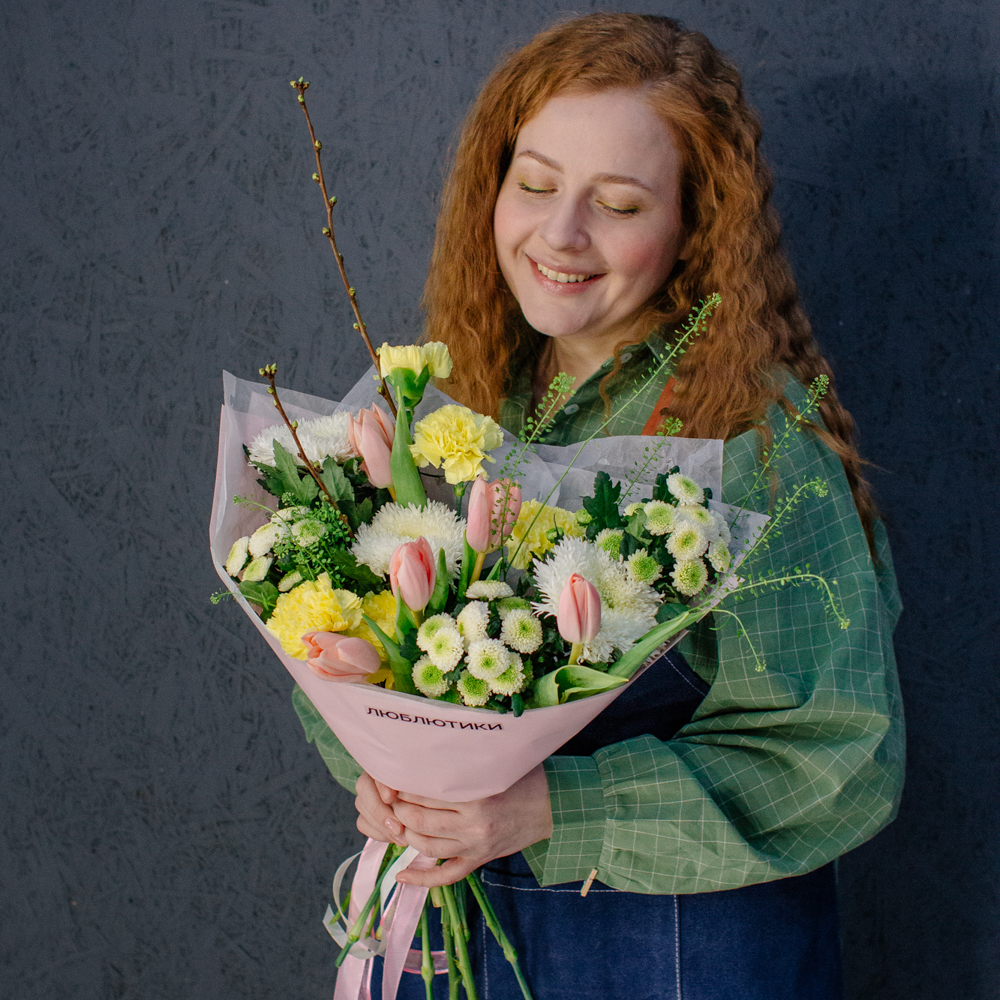 132. Весенний стойкий букет с тюльпанами и ветками вишни