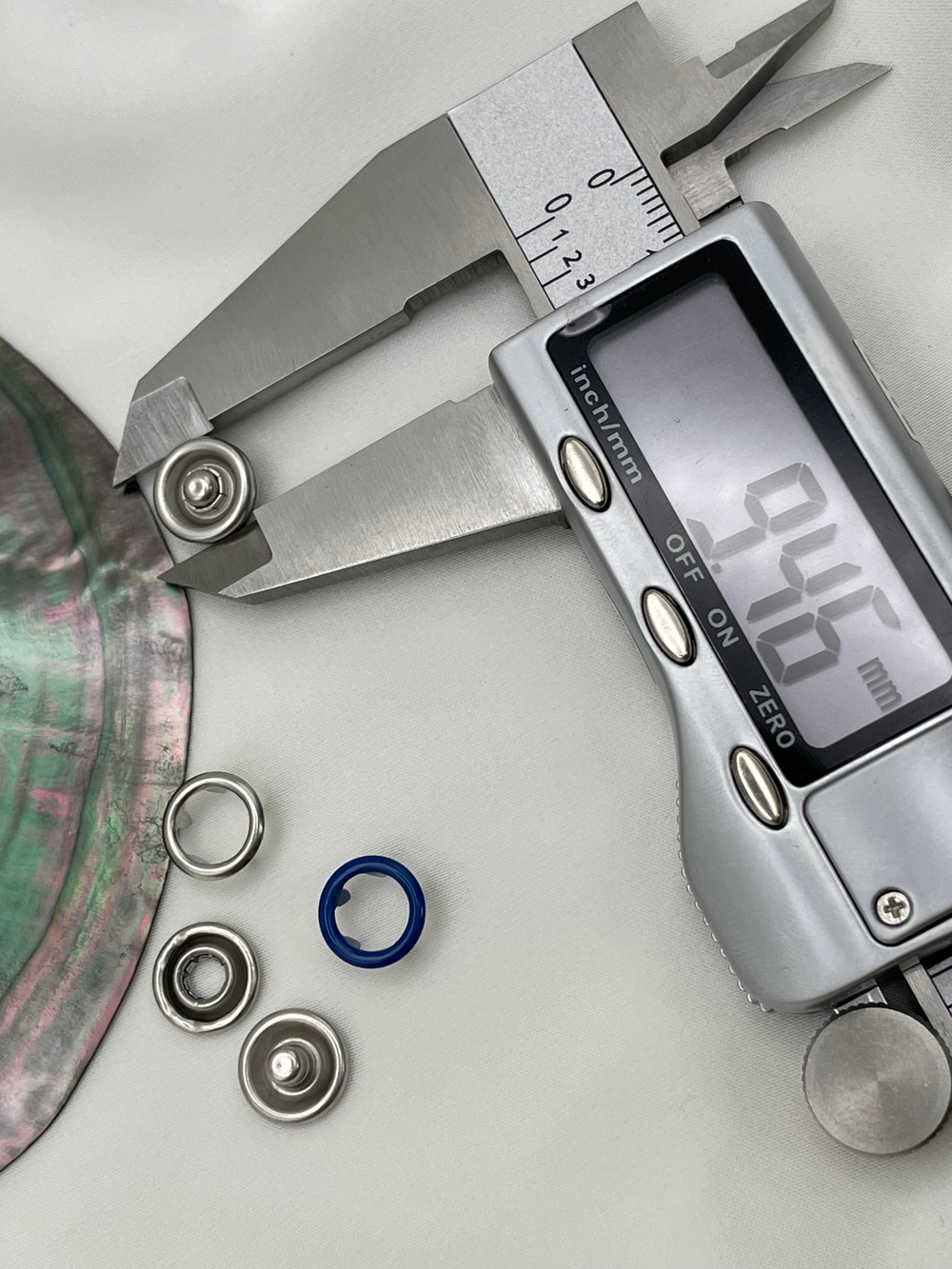 Кнопки рубашечные трикотажные синего цвета (открытые) 9,5 мм