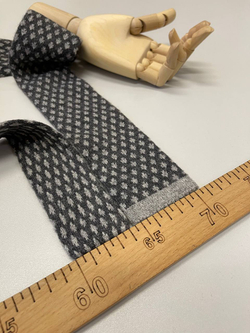 Трикотажный брендовый галстук (узор) (Ermenegildo Zegna, 142, Темно-серый фон/узор из серых мушек, 6,5, 4,5, 100%кашемир)