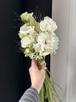 Свадебный букет из белого лизиантуса, калл и незабудок