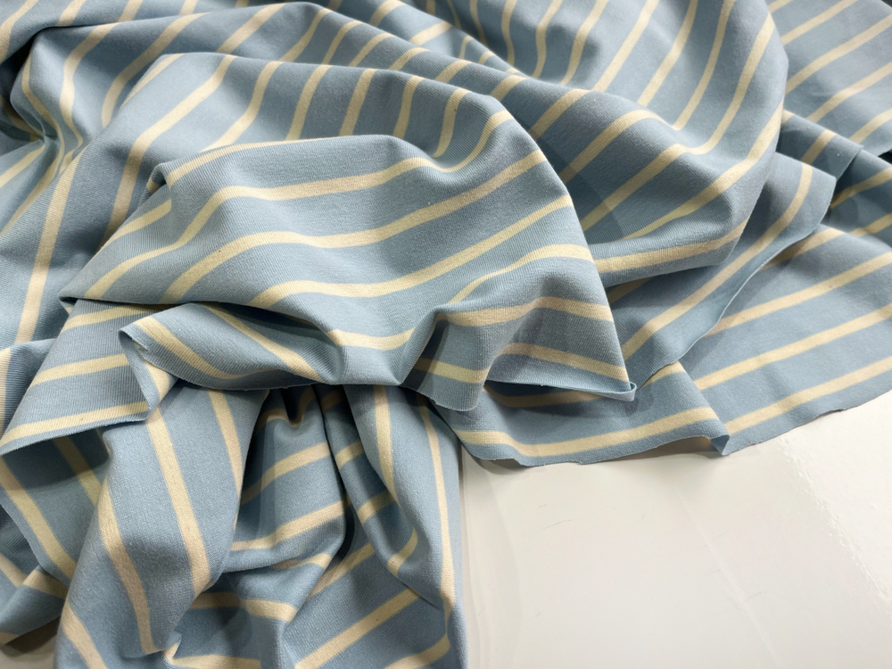 ПОЛОСКИ НА ГОЛУБОМ - Кулирка с лайкрой, компакт пенье (КРВ704 Олеся) (к1 начало рулона, неровные полоски)