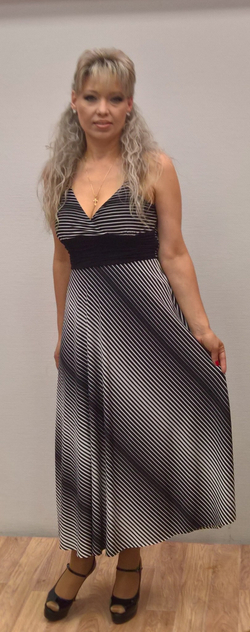 Нарядное платье на бретельках с драпировкой и полоской