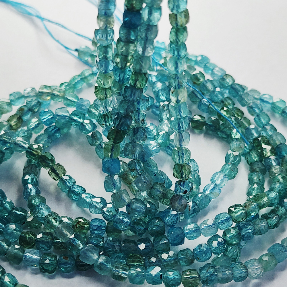 Апатит кубик, ювелирная огранка, ~4.6мм, цена за нить 19см