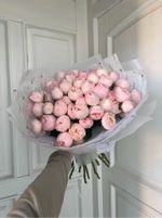 Букет из кустовой пионовидной розы в матовой пленке