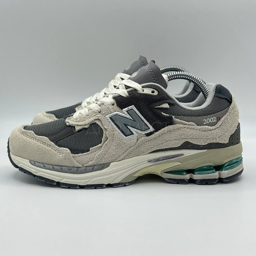New balance 2002R