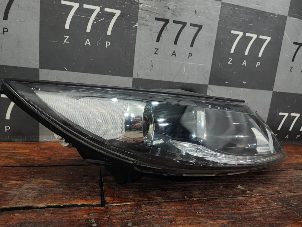 Фара правая галоген с ДХО Kia Sportage 3 (SL) 10-16 Б/У Оригинал 921023U250