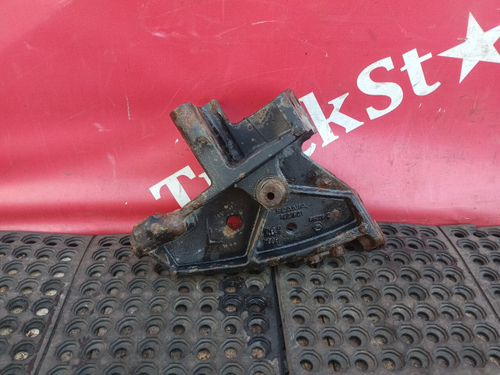 Кронштейн бампера правый