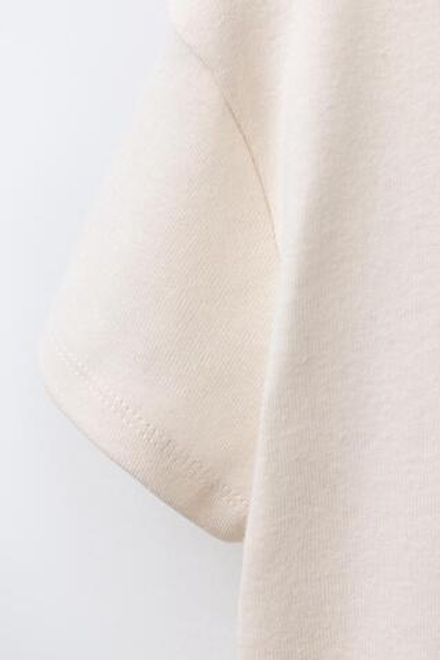 ZARA ФУТБОЛКА ДЛЯ ВЕРХОВОЙ ЕЗДЫ С РЕЛЬЕФНЫМ ТЕКСТОМ, ПЕСОЧНЫЙ