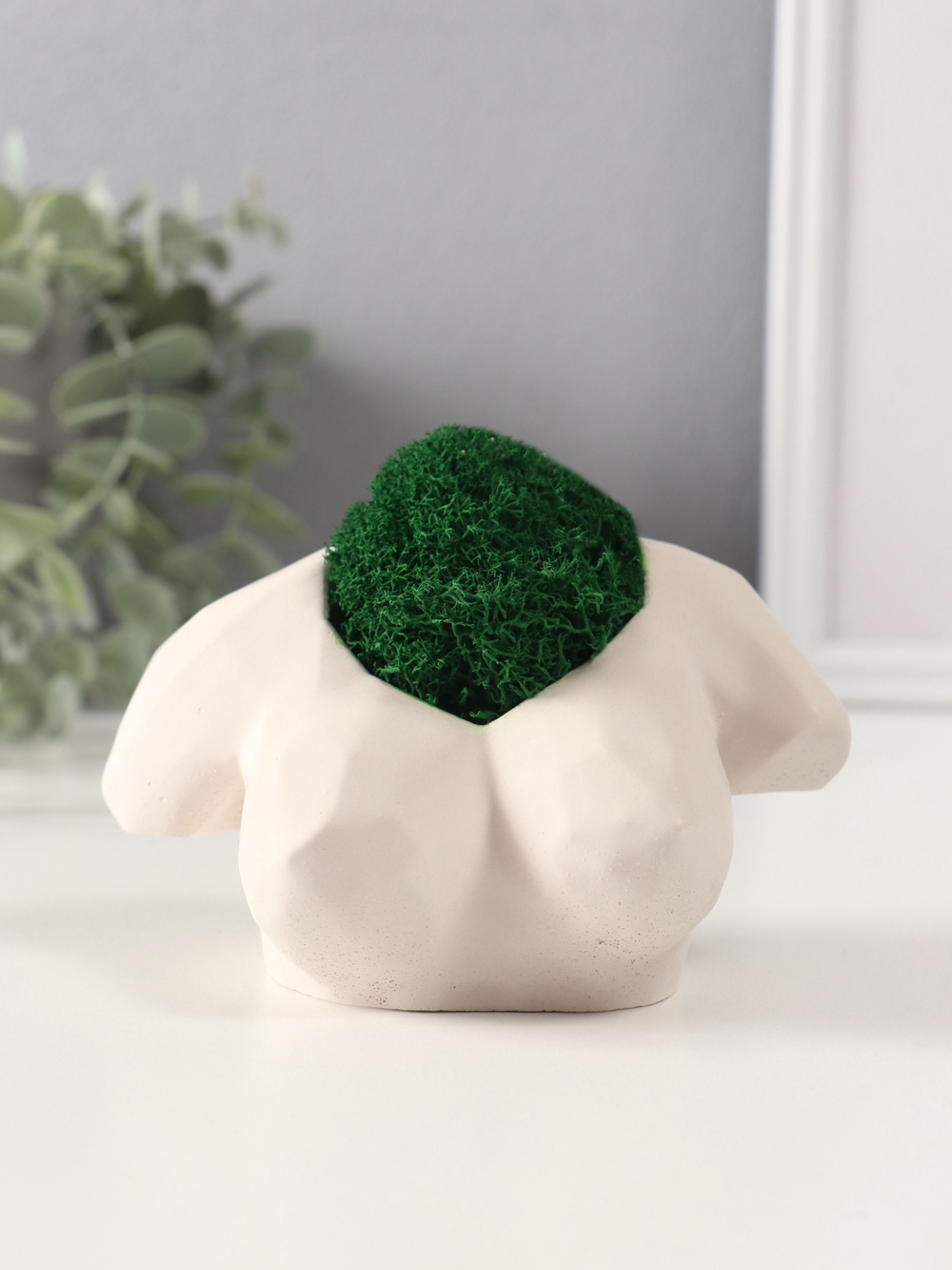 Стабилизированный мох в кашпо из бетона «Бюст», 11×7×6.5 см, белый